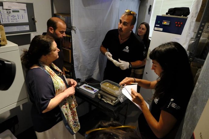 Los consellers en funciones de Medio Ambiente y Territorio, Miquel Mir, y Agricultura, Pesca y Alimentación, Mae de la Concha, asisten a las explicaciones de los técnicos del Cofib sobre los huevos de tortuga marina de Can Pere Antoni.