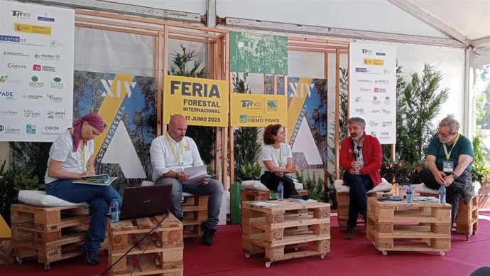 El consejero de Medio Rural y Cohesión Territorial, Alejandro Calvo, participa en la mesa redonda El sector forestal como parte de la solución: economía del futuro, economía circular, bioeconomía, despoblamiento, abandono; en Asturforesta.