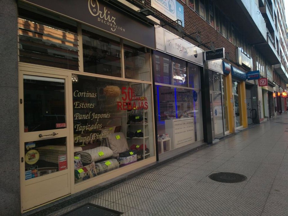 Archivo - Foto de pequeños comercios en Oviedo.