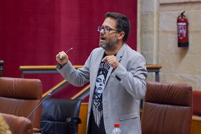 El portavoz del Grupo Mixto-Adelante Andalucía, José Ignacio García, este jueves en el Parlamento durante su pregunta al presidente de la Junta de Andalucía, Juanma Moreno.