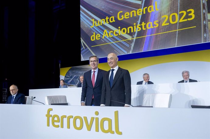 Archivo - El consejero delegado de Ferrovial, Ignacio Madridejos (i) y el presidente de Ferrovial, Rafael del Pino (d), antes de comenzar la segunda convocatoria de la Junta General Ordinaria de Accionistas de Ferrovial