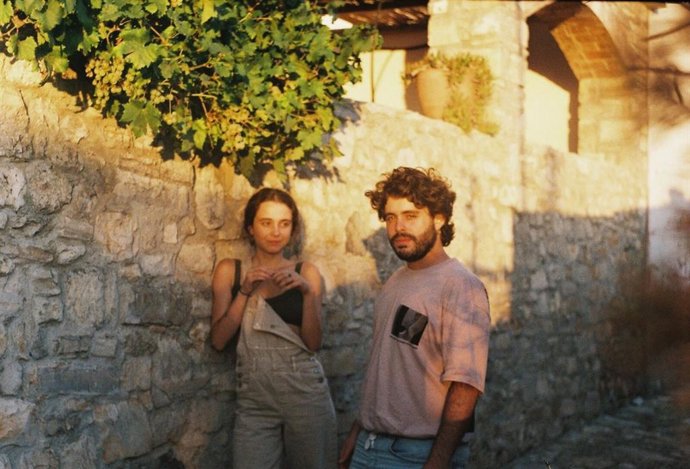 La cantante y trompetista barcelonesa Alba Armengoy junto al guitarrista alicantino Vicente López.