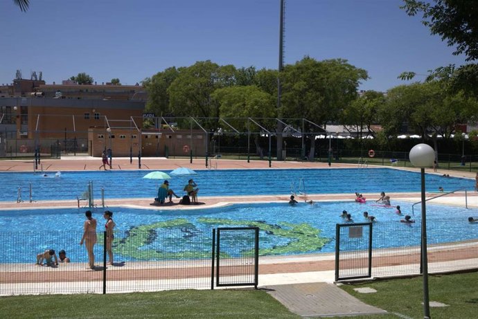 Archivo - Sevilla.-Abierto el plazo para solicitar los abonos para las dos piscinas municipales de Mairena del Aljarafe