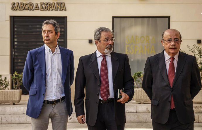 (I-D) El ex-torero Vicente Barrera; el candidato de Vox a la Presidencia de la Generalitat Valenciana, Carlos Flores, y el diputado en el Congreso y presidente de Vox Valencia, Ignacio Gil Lázaro, a su llegada a una reunión con la formación parlamentari