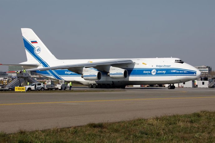 Archivo - April 7, 2020: 2020.04.07 Warsaw, Poland. An-124 Ruslan transport plane arrived Warsaw Chopin Airport filled with dozens tons of medical personal protective equipment bought to fight Covid-19 outbreak. The transport includes 70,000 protective 