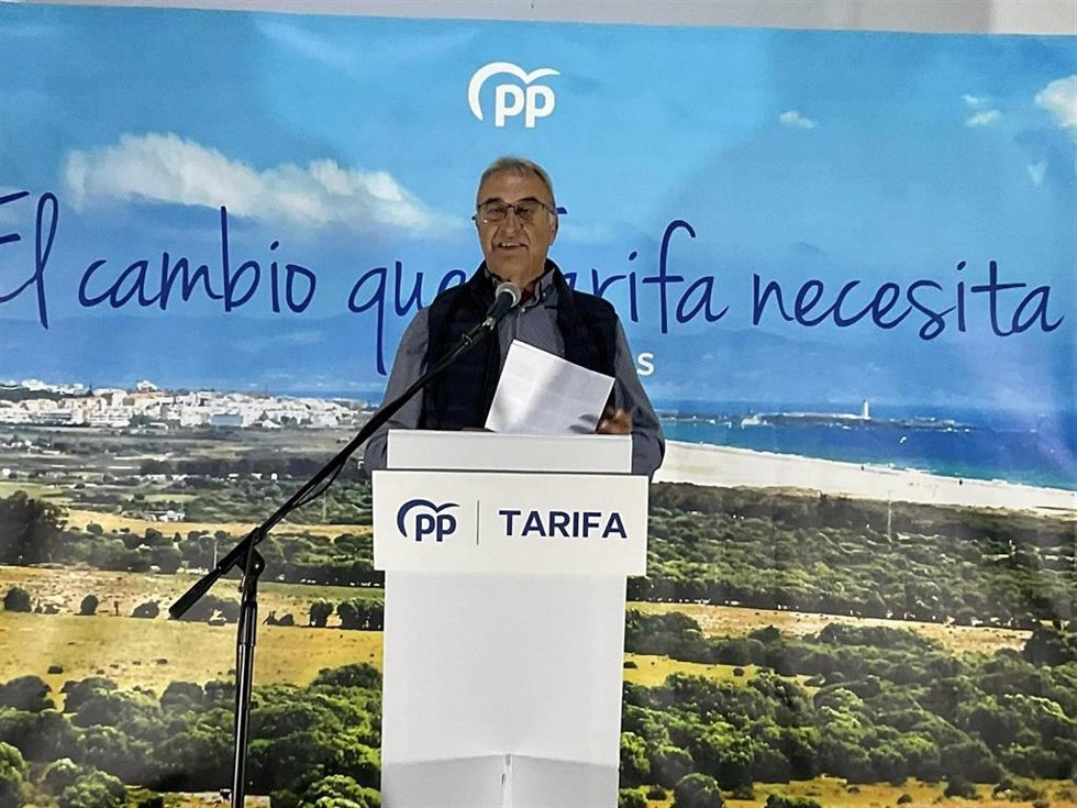 El candidato a la Alcaldía de Tarifa por el PP, Pepe Santos, durante la campaña electoral del 28 de mayo de 2023