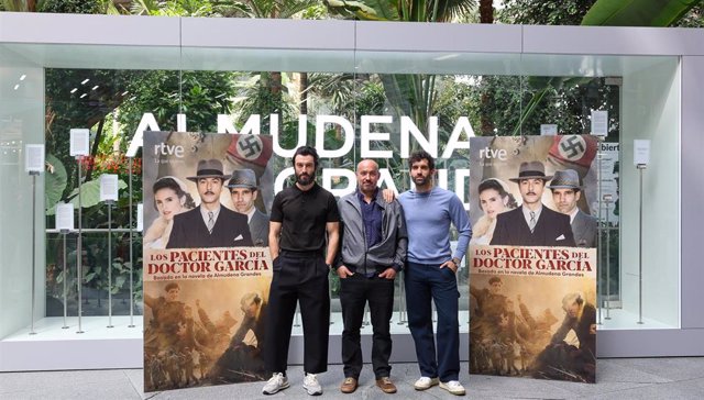 Archivo - Los actores Javier Rey (1i) y Tamar Navas (1d) posan con el director de la serie, Joan Noguera (c), durante el photocall de ‘Los pacientes del doctor García’