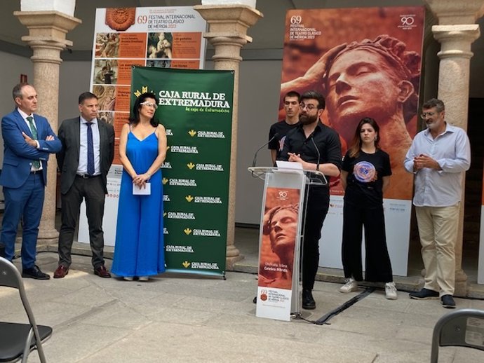 Samuel López-Lago, en la rueda de prensa de presentación del uniforme de la 69 edición del Festival de Teatro de Mérida, junto a dirigentes del evento, patrocinadores y modelos.