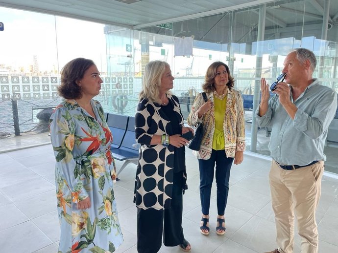 Mercedes Colombo y Carmen Sánchez en una visita técnica reciente a la terminal de catamaranes en el puerto de Cádiz.