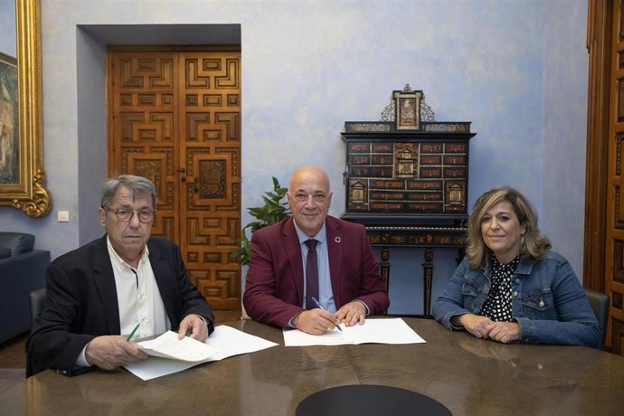 El presidente en funciones de la Diputación de Córdoba, Antonio Ruiz (centro), en la firma del acuerdo con la Fundación Manuel Álvarez Ortega.