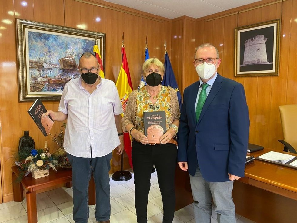 Imagen de archivo de Vicente Baeza, alcalde de El Campello de 1983 a 1992 con el ejemplar del libro editado sobre los 120 años de historia del municipio.