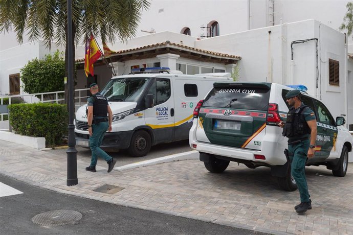 Varios coches de la Guardia Civil frente a la fachada del Ayuntamiento de Sant Josep, a 13 de junio de 2023, en Sant Josep