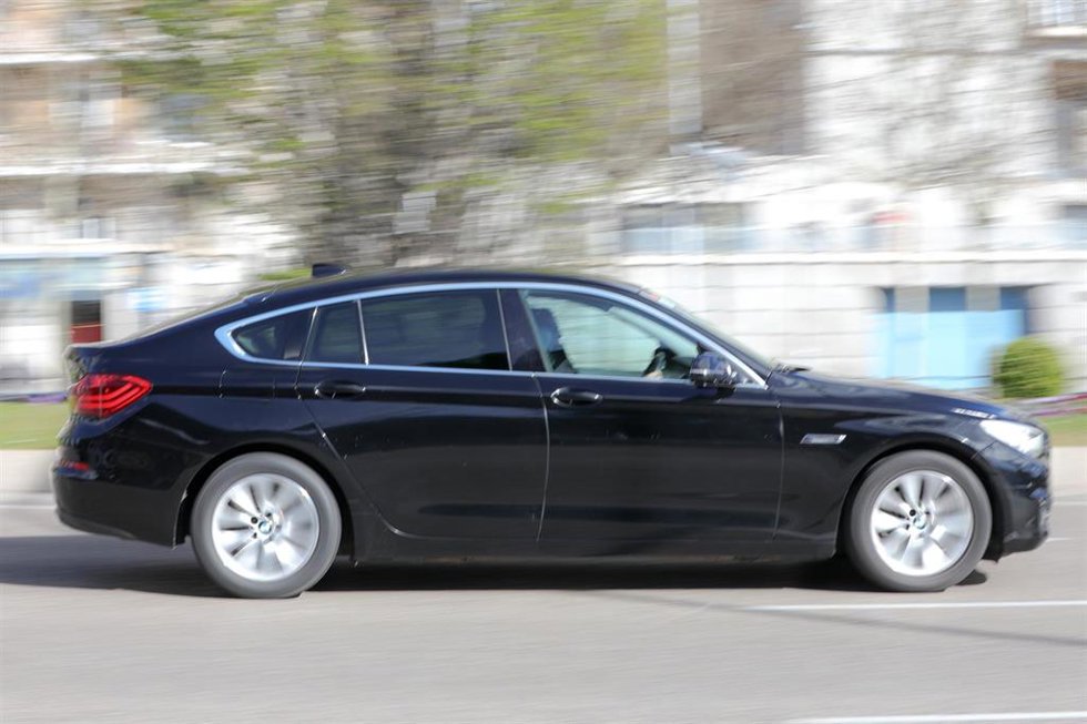 Archivo - Un coche VTC circula por una calle, en Madrid.