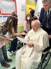 Foto: El Papa saldrá mañana viernes del hospital Gemelli de Roma