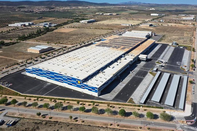 Lidl crea 250 nuevos empleos y duplica su capacidad logística en Andalucía tras poner en marcha un almacén en Escúzar.