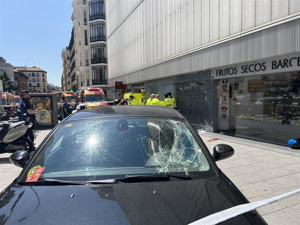 Un coche colisiona contra un taxi, invade la acera y arrolla a tres personas junto al mercado de Barceló