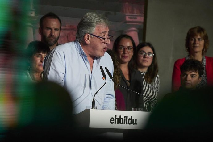 Archivo - El candidato de EH Bildu a la Alcaldía de Pamplona, Joseba Asiron, interviene durante un acto de EH Bildu, en el Palacio del Baluarte, a 11 de mayo de 2023, en Pamplona, Navarra (España).