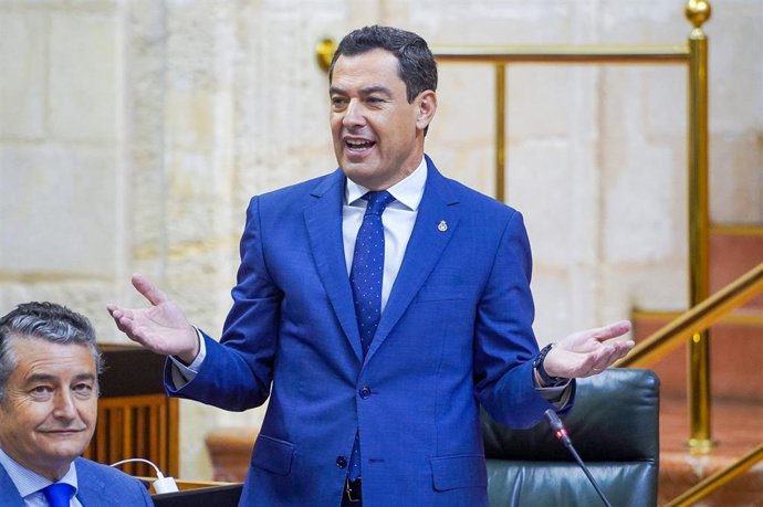 El presidente de la Junta, Juanma Moreno, responde a la pregunta de control de la portavoz del Grupo Por Andalucía, Inmaculada Nieto, durante la segunda jornada del Pleno del Parlamento andaluz en el Parlamento de Andalucía, a 15 de junio del 2023.