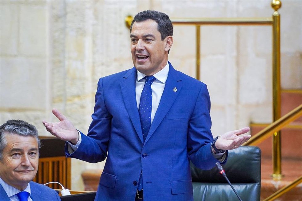 El presidente de la Junta, Juanma Moreno, responde a la pregunta de control de la portavoz del Grupo Por Andalucía, Inmaculada Nieto, durante la segunda jornada del Pleno del Parlamento andaluz en el Parlamento de Andalucía, a 15 de junio del 2023.