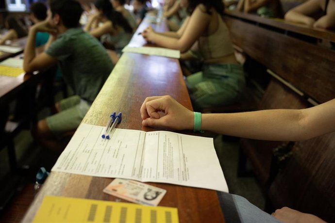 Archivo - Alumnos antes de comenzar uno de los exámenes de las pruebas de acceso a la universidad