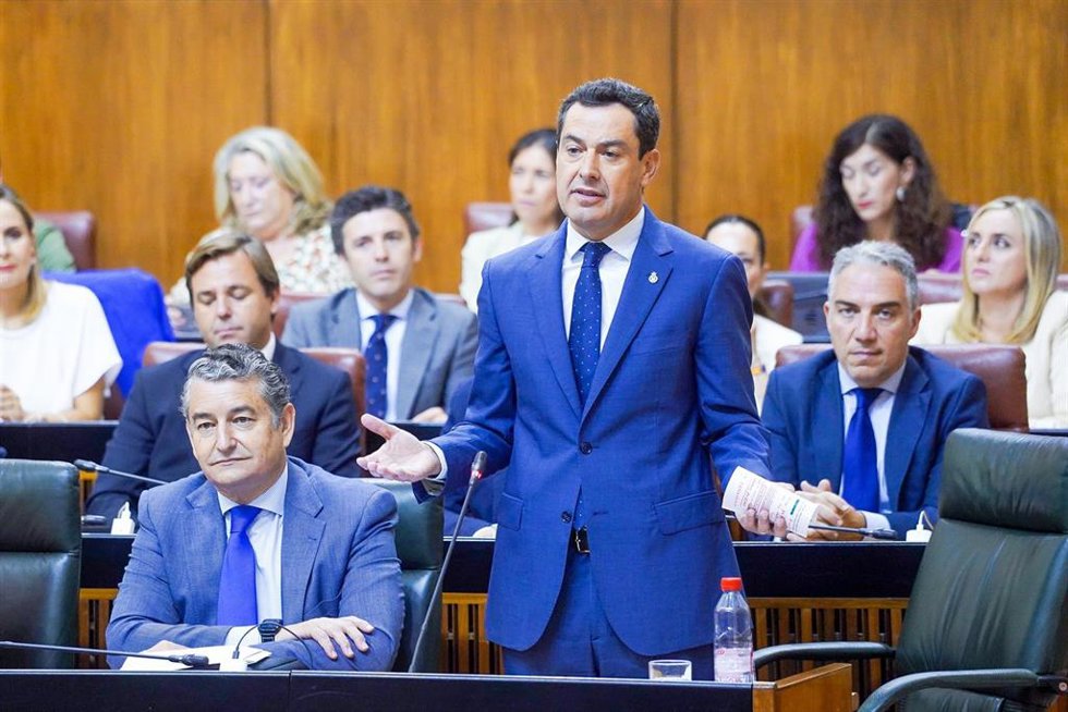 El presidente de la Junta de Andalucía, Juanma Moreno, responde al secretario general del PSOE de Andalucía y Portavoz del Grupo Parlamentario Socialista, Juan Espadas, durante la segunda jornada del Pleno del Parlamento andaluz en el Parlamento de Anda