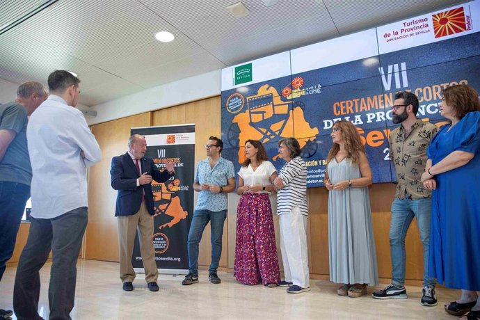 Villabos, primero por la izquierda, en la presentación del VII Certamen de Cortos de la Provincia en la Diputación.