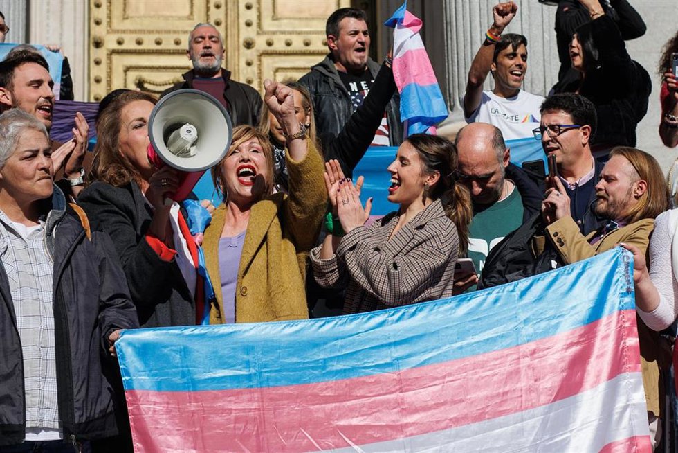 Archivo - (I-D) La presidenta de la Federación Estatal de Lesbianas, Gais, Trans y Bisexuales (FELGTBI+), Uge Sangil; la presidenta de la Federación de la Plataforma Trans, Mar Cambrollé y la ministra de Igualdad, Irene Montero,