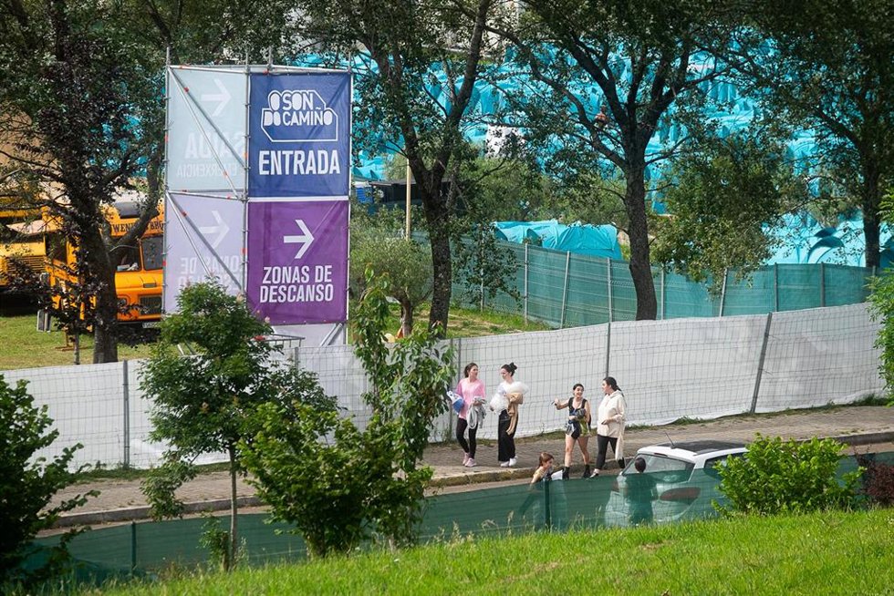 Archivo - Un grupo de personas a su llegada a la zona de acampada en el festival Oson de Camiño, en el Monte do Gozo, a 15 de junio de 2022, en Santiago de Compostela
