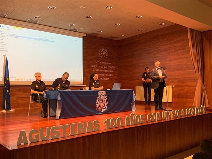 La Policía entrega el carnet de ciberexpert@s a los alumnos de Agustinas