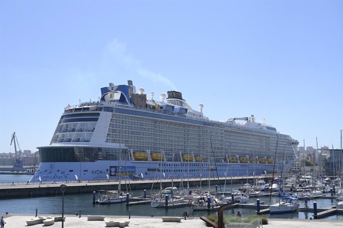 Archivo - El buque trasatlántico Anthem of the Seas atracado en el puerto de A Coruña para salir rumbo al puerto francés de Le Havre, a 26 de mayo de 2022, en A Coruña (Galicia).  