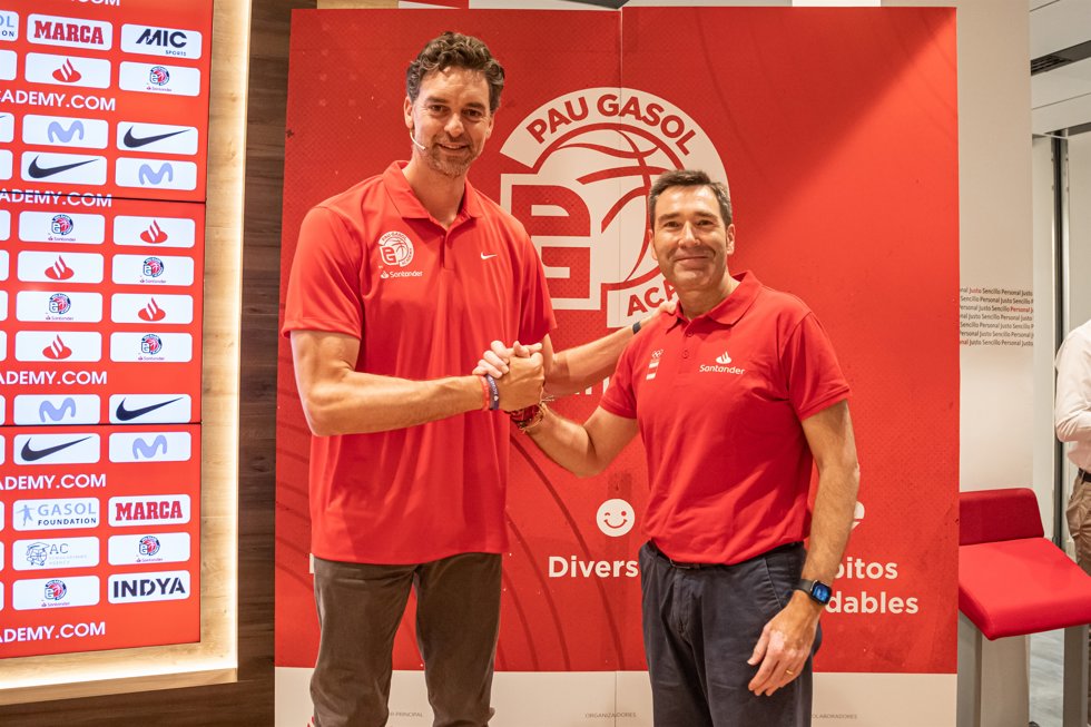 El exjugador de baloncesto Pau Gasol y Felipe Martín, director de Medios, Marketing Online y Patrocinios de Banco Santander.