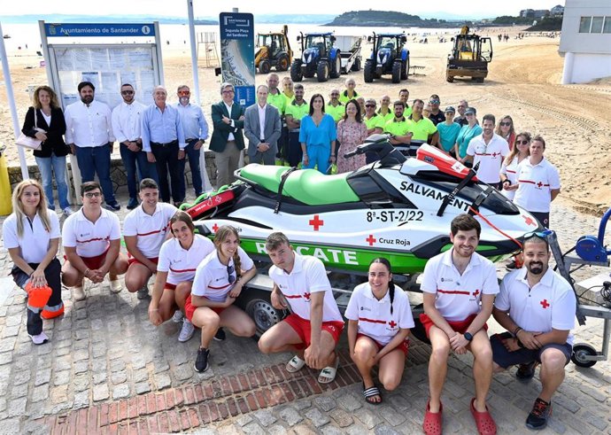 Presentación de los servicios de salavamento y limpieza en playas de Santander.