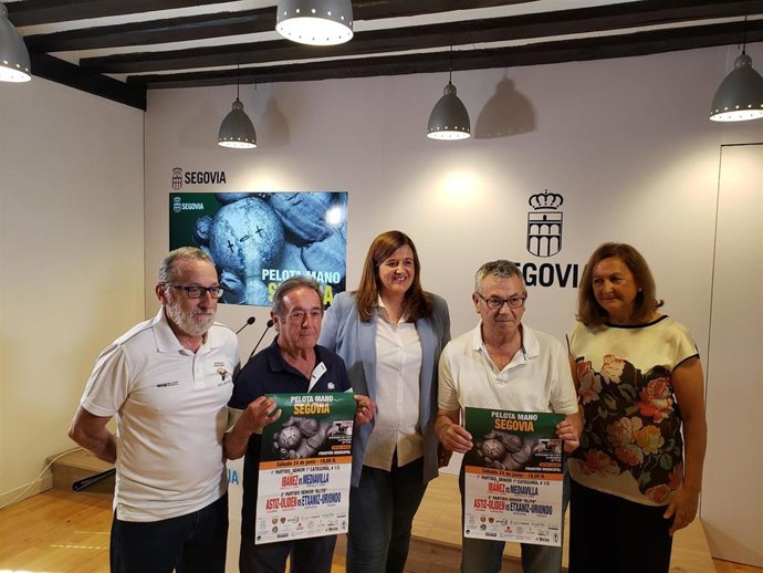 El presidente Pedro Casado y vicepresidente Gerardo de la Fuente, del Club Skurfers, la alcaldesa Clara Martín, el presidente de Parkinson Segovia, Javier Herrero y la concejal de Deportes, Marian Rueda