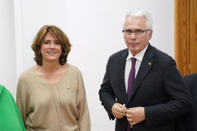 Archivo - La ex ministra de Justicia y ex fiscal general del Estado, Dolores Delgado y el asesor del Tribunal Penal Internacional y ex juez Baltasar Garzón, posan a su llegada a unas jornadas organizadas por el colectivo Iniciativa Cidadá pola Memoria 