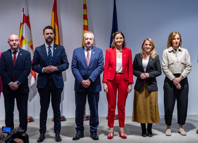 Archivo - Foto de familia de los asistentes a la firma de la resolución del concurso de la parcela de Nissan en Zona Franca, a 13 de marzo de 2023, en Barcelona, Catalunya (España)