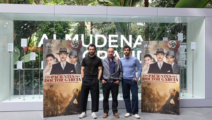 Archivo - Los actores Javier Rey (1i) y Tamar Navas (1d) posan con el director de la serie, Joan Noguera (c), durante el photocall de Los pacientes del doctor García, en la estación Puerta de Atocha-Almudena Grandes, a 10 de abril de 2023, en Madrid (