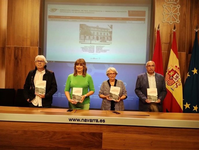 La consejera Ana Ollo, acompañada de los autores del libro, Reyes Berruezo y Juan José Casanova (dcha.), y del director del Instituto Navarro de la Memoria, Jose Miguel Gastón (izda.).