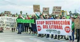 Manifestación en Vejer contra la destrucción del litoral