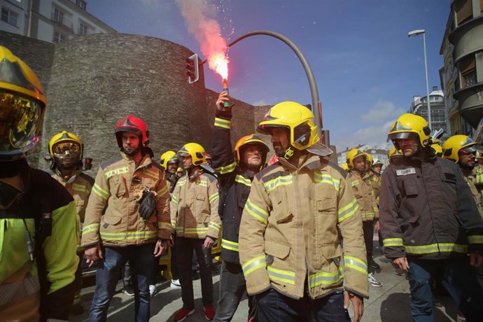 Un grupo de bomberos de consorcios provinciales durante una protesta ante la sede de la Xunta, a 23 de mayo de 2023, en Lugo, Galicia (España). Los bomberos de consorcios provinciales se manifiestan en Lugo en defensa de mejoras laborales y de dotación 