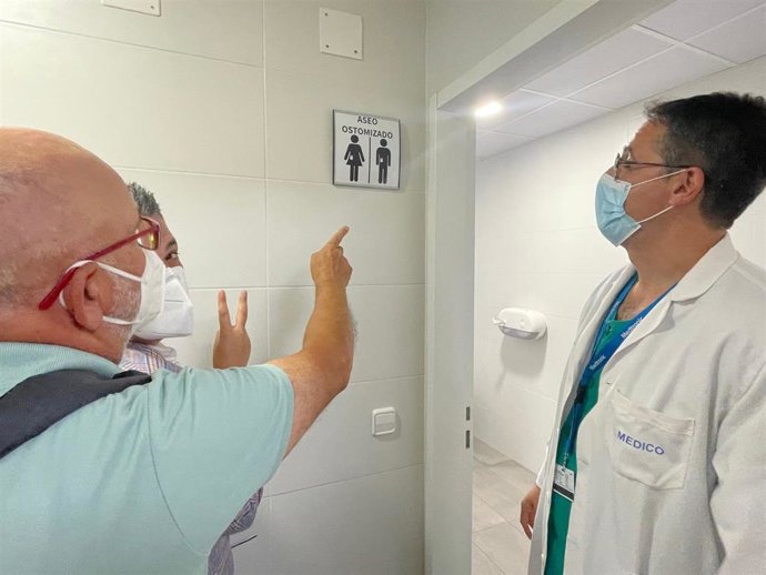 El Hospital Regional de Málaga incorpora un aseo para personas ostomizadas