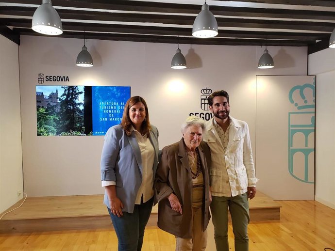 La alcaldesa en funciones, Clara Martín, la propietaria del Romeral de San Marcos, Julia Casaravilla y el concejal en funciones de Turismo, Miguel Merino