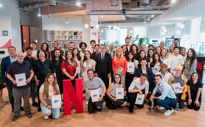 Estudiantes graduados de la primera promoción del proyecto de formación en el ámbito audiovisual de Netflix y Fad Juventud