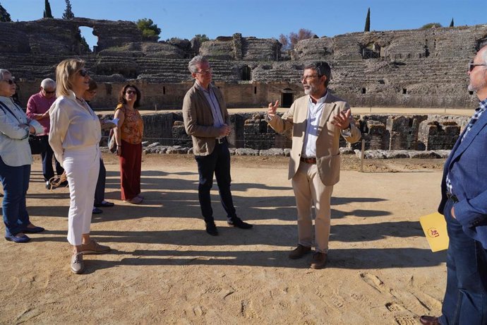 Visita de una delegación internacional al conjunto arqueológico de Itálica organizada por la Asociación Cívica del Sur (Civisur)