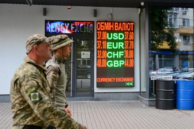 Archivo - Militares ucranianos pasean delante de una oficina de cambio de moneda