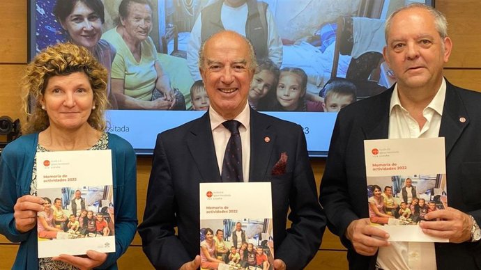 Carmen Conde, responsable de finanzas de ACN España; Antonio Sáinz de Vicuña, presidente de ACN España y Javier Menéndez Ros, director de ACN España.