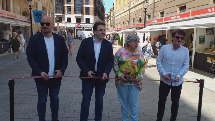 La alcaldesa de Gijón en funciones, Ana González, participa, junto a otras autoridades, en el corte de la cinta inaugural de la Feria del Libro de Gijón (FeLiX).