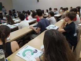 Alumnos extremeños hacen la EBAU