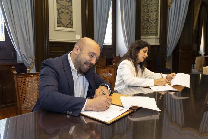 Firma del acuerdo de investidura de BNG y PSOE en A Coruña