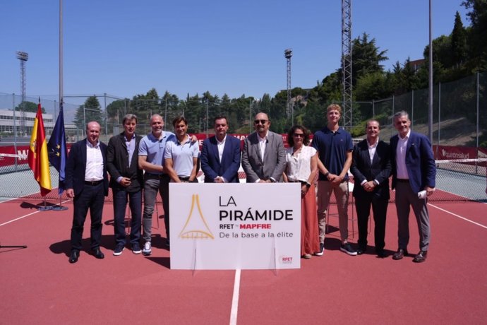 Foto de familia tras la presentación del proyecto 'La pirámide del tenis'