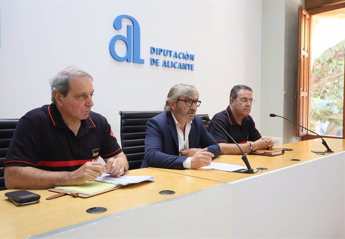 El diputado responsable del área, Javier Sendra; el inspector jefe del Consorcio Provincial, José Rubio y el oficial del Servicio Operativo, Alberto Martín.